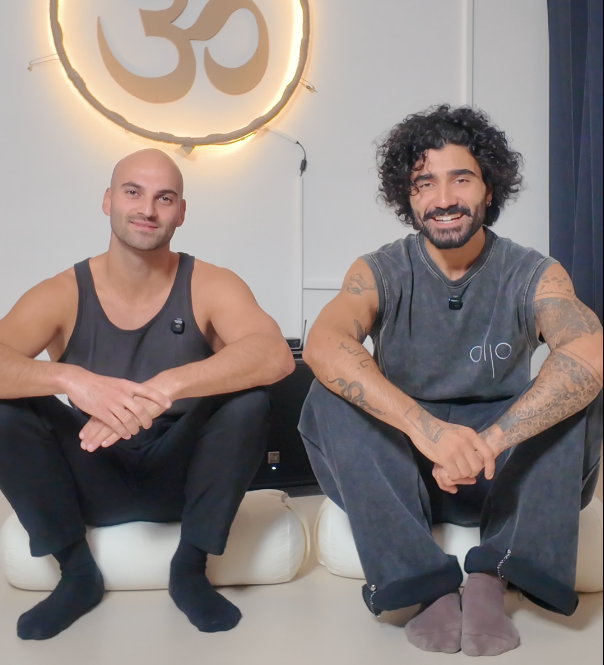 Dario und Ali beim Handstand und Yoga Training