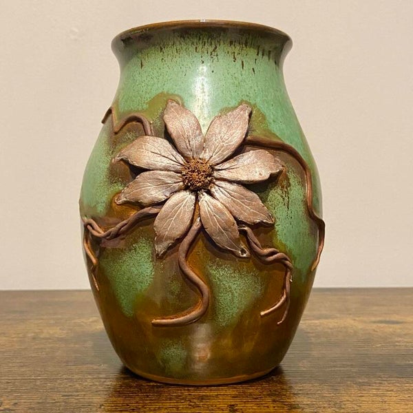 ** Rakaia Pottery Green Vase - 18cm