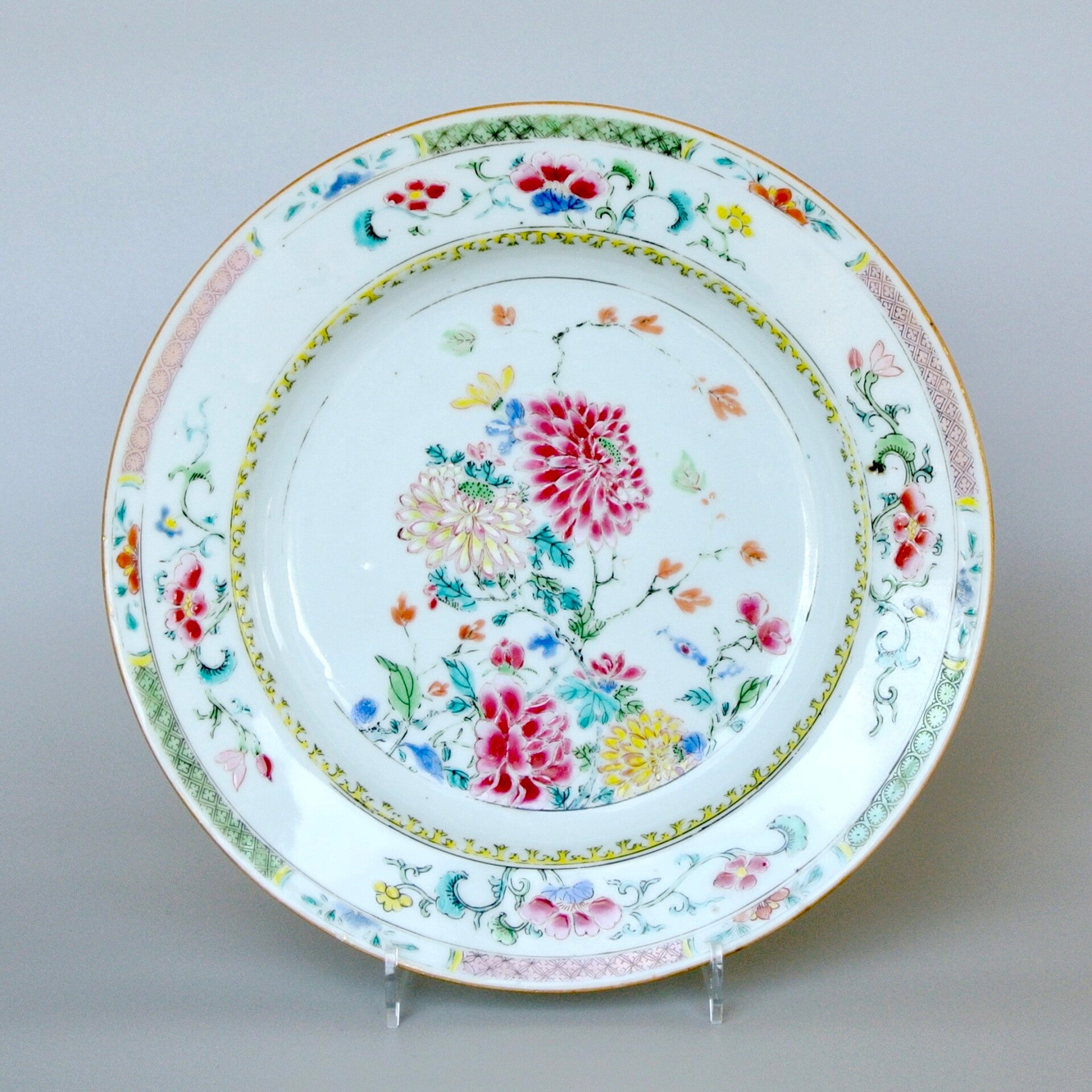 Famille rose bord met chrysanten, Qianlong-periode | Famille rose plate with chrysanthemums, Qianlong-period