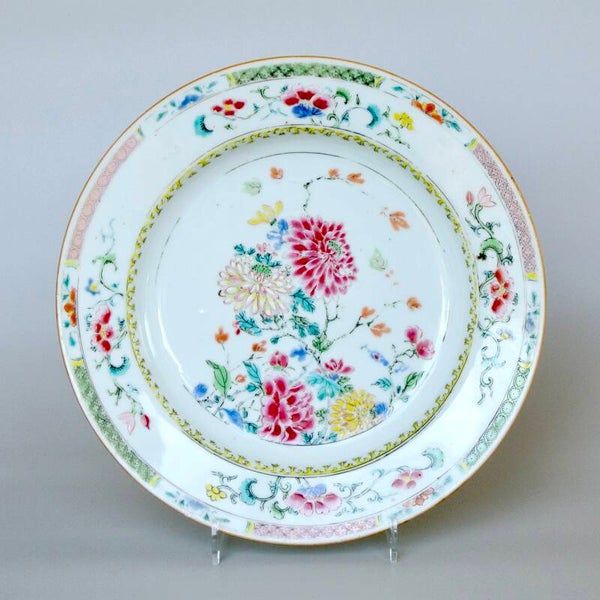 Famille rose bord met chrysanten, Qianlong-periode | Famille rose plate with chrysanthemums, Qianlong-period