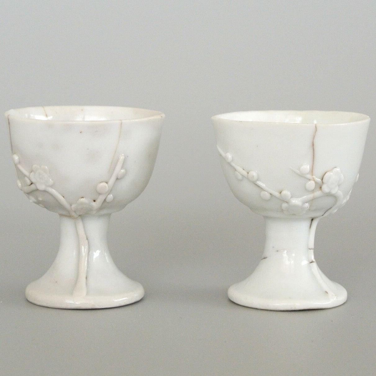 Een paar ''Blanc de Chine'' stemcups, Kangxi | A pair of "Blanc de Chine" stemcups, Kangxi period