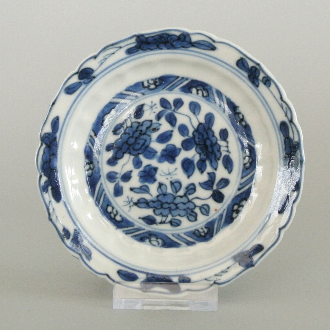 Fijn gedecoreerd kangxi schoteltje | Finely decorated Kangxi dish
