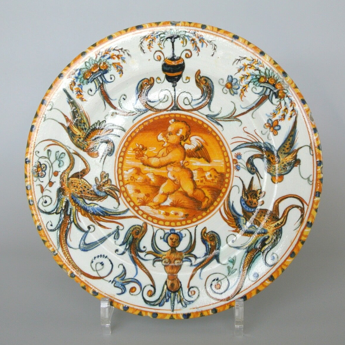 Majolica bord Urbino met Cupido | Majolica plate Urbino with Cupid