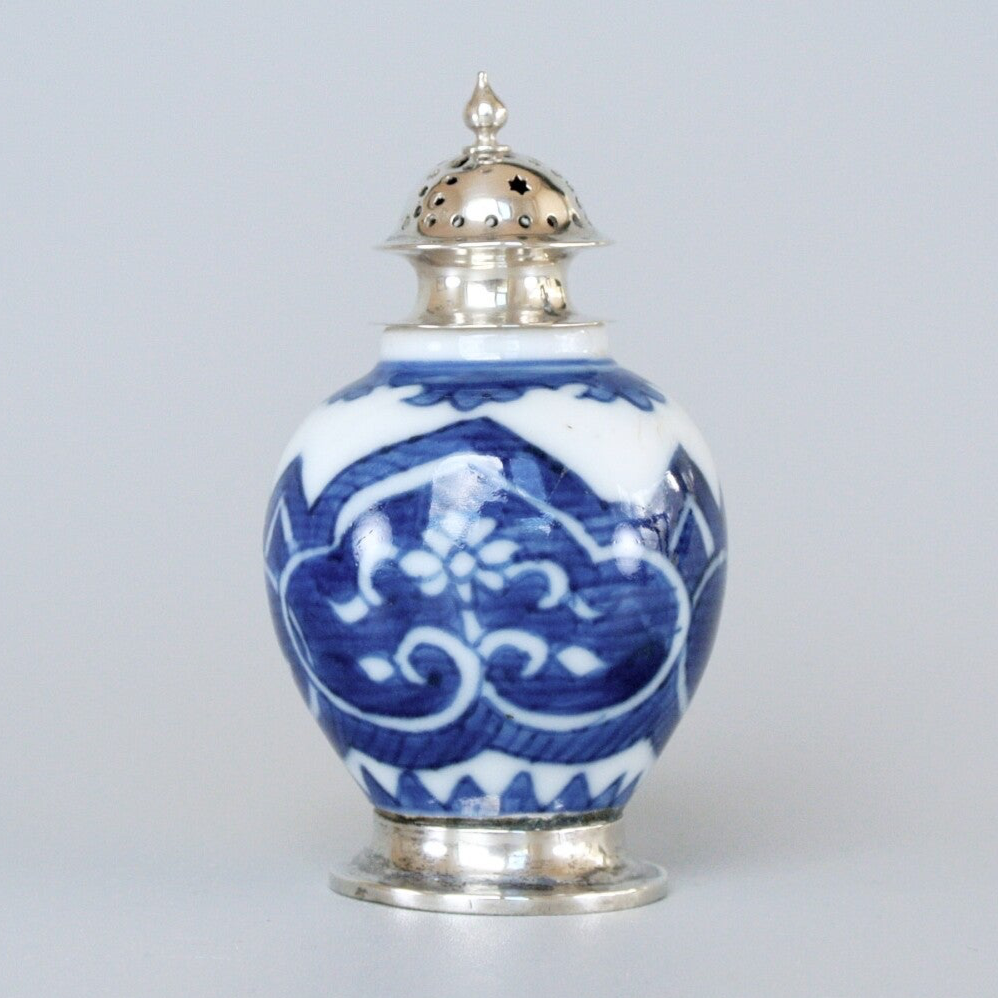 Strooivaatje 18e-eeuw met zilveren applicaties | Sprinkler vessel, 18th-century applied with silver