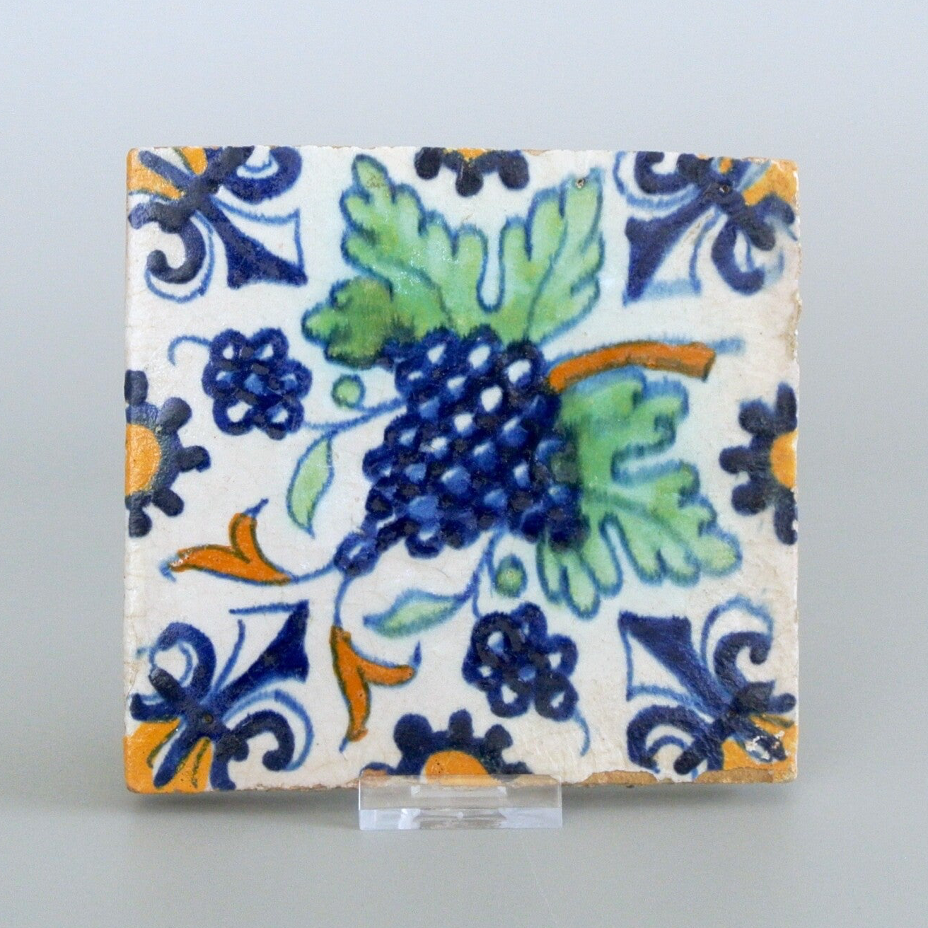 17e-eeuwse ornamenttegel met druiventros | 17th-century ornamental tile with a bunch of grapes
