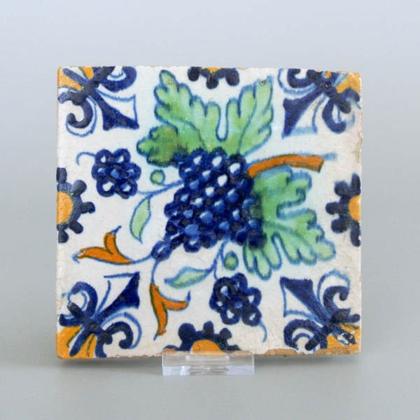17e-eeuwse ornamenttegel met druiventros | 17th-century ornamental tile with a bunch of grapes