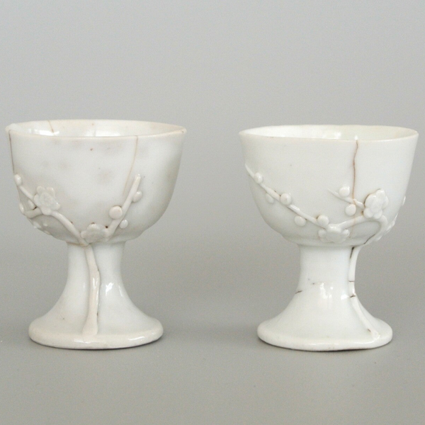 Een paar ''Blanc de Chine'' stemcups, Kangxi | A pair of "Blanc de Chine" stemcups, Kangxi period