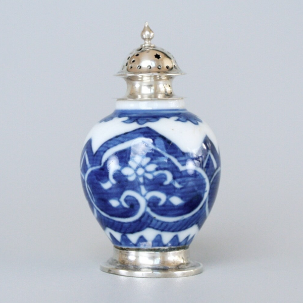 Strooivaatje 18e-eeuw met zilveren applicaties | Sprinkler vessel, 18th-century applied with silver