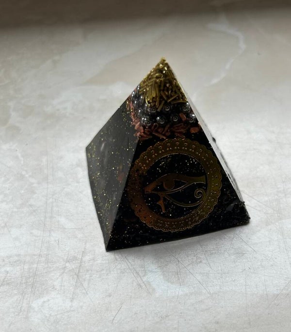 Orgonit Pyramide *Black/Eye