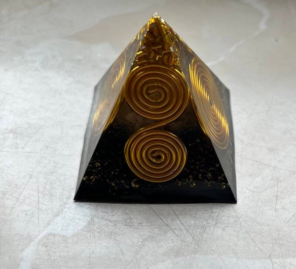 Orgonit Pyramide *Black/Gold