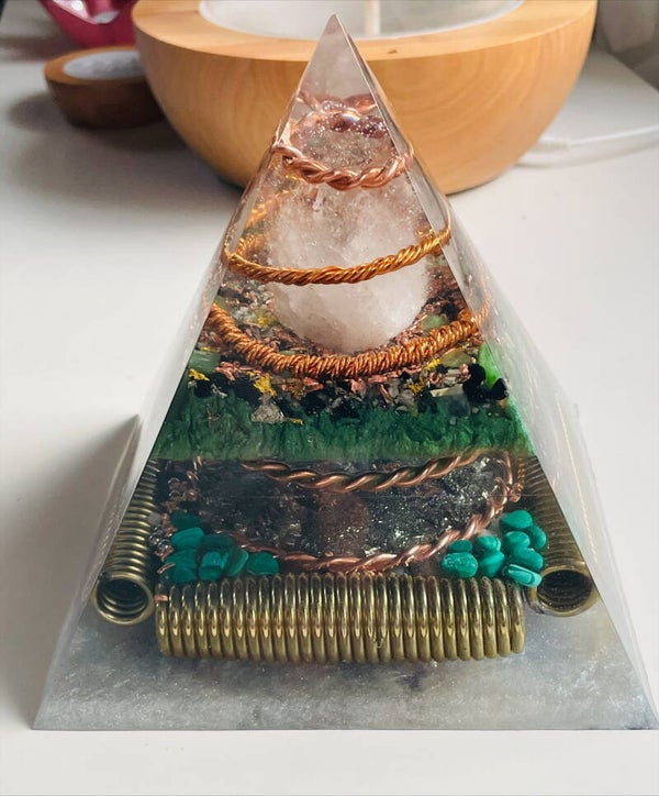 Orgonit Pyramide* Cosmic Earth-Star Amplifier