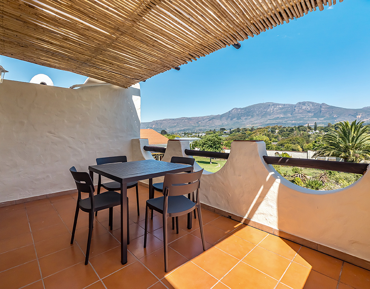 Private 2-person apartment in Constantia with terrace, mountain views, and direct access to the villa