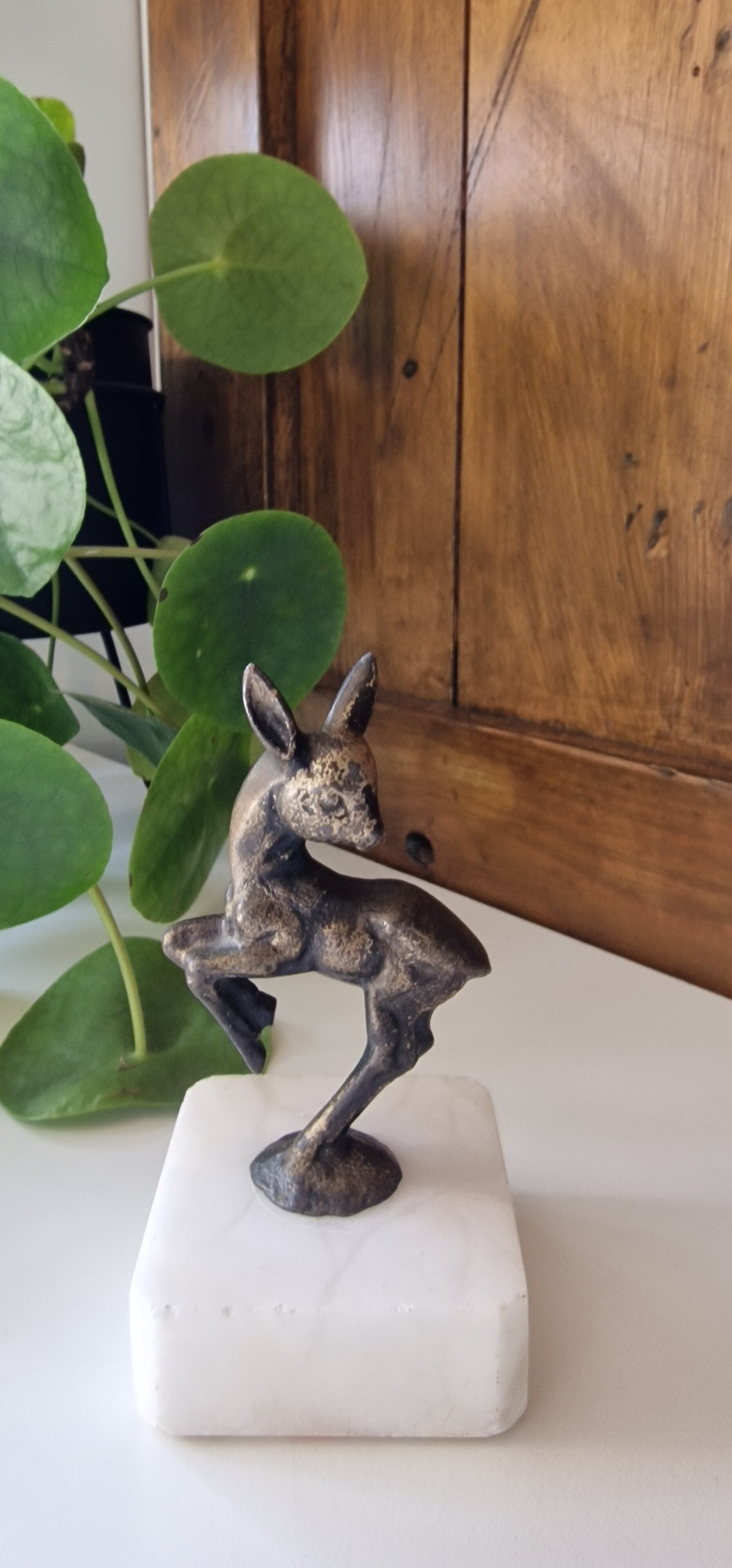 Bronzen reekalf op marmer