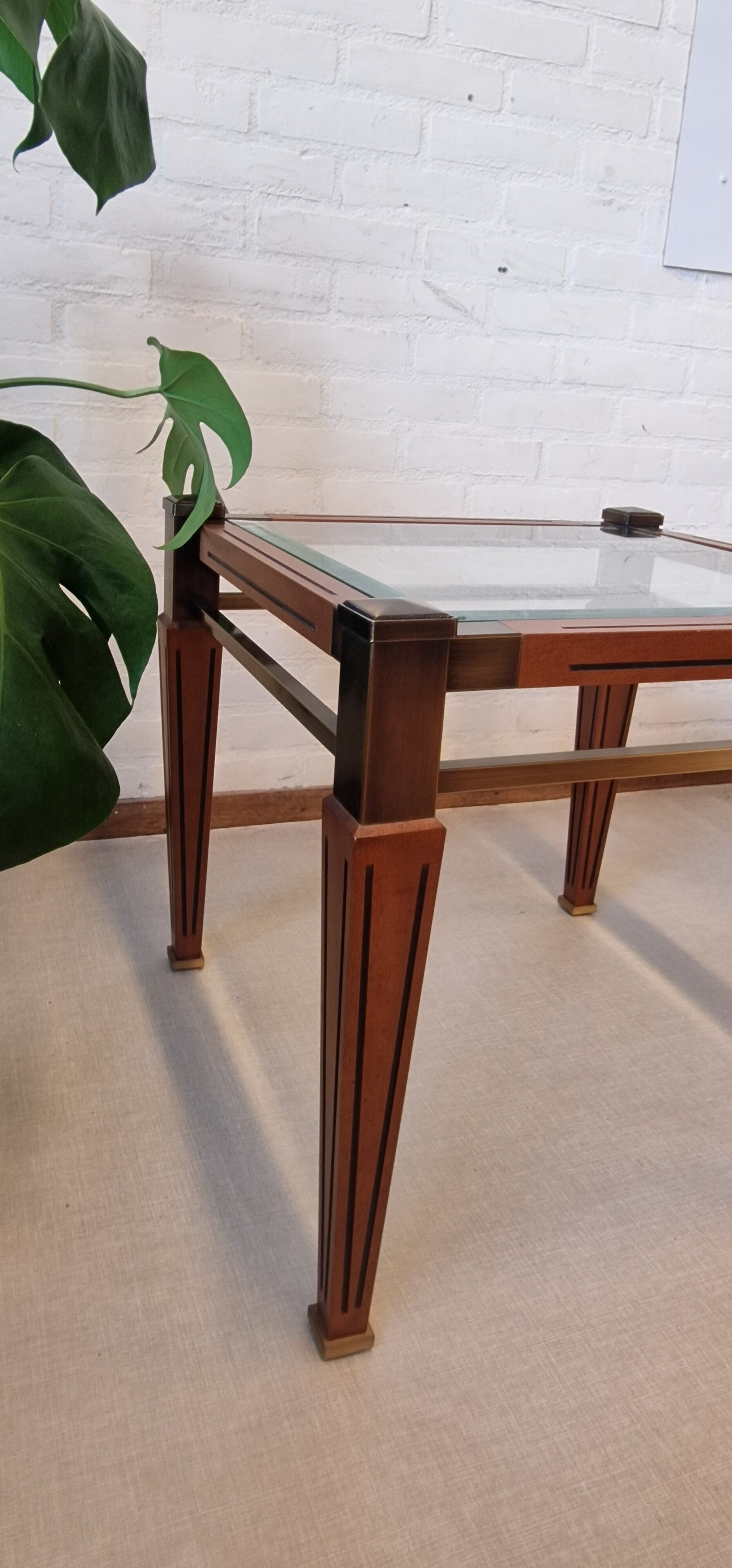 Art Deco stijl bijzettafel met glas en messing accenten – jaren 70/80
