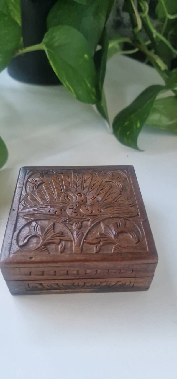Vintage hout gesneden kistje met pauw