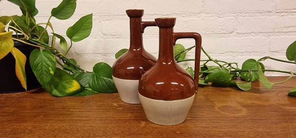 Set van twee aardewerk wijnkruiken. Gemerkt "P. Bardinet 50/75 Centilitres Distallateur Bordeaux Déposé"