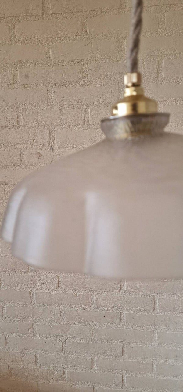 Vintage hanglamp met mat glazen kap
