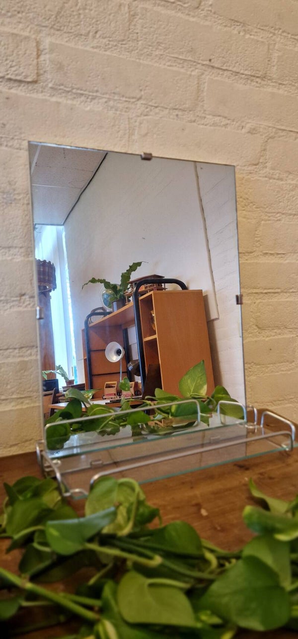 Vintage spiegel met glasplateau