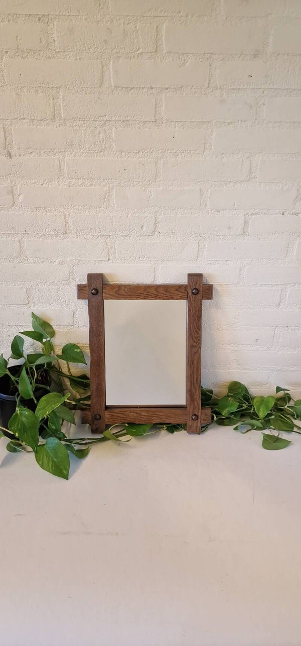 Vintage spiegel met robuust houten frame, brutalist stijl