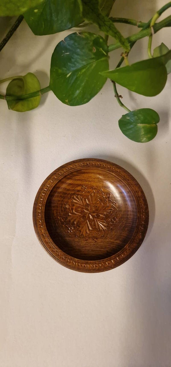 Klein houten bordje, houtsnijwerk
