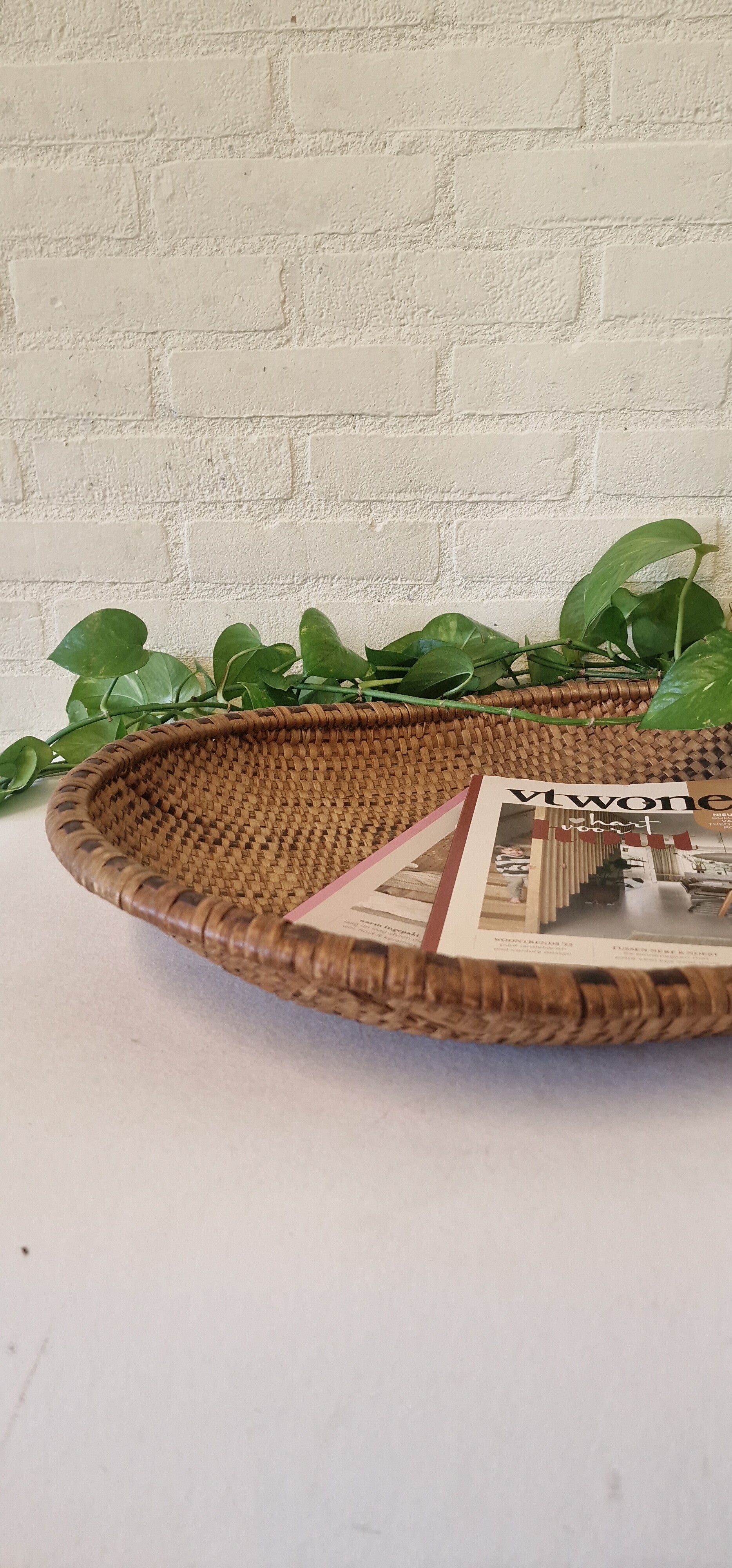 Prachtige bolle vintage mand, geweven rotan