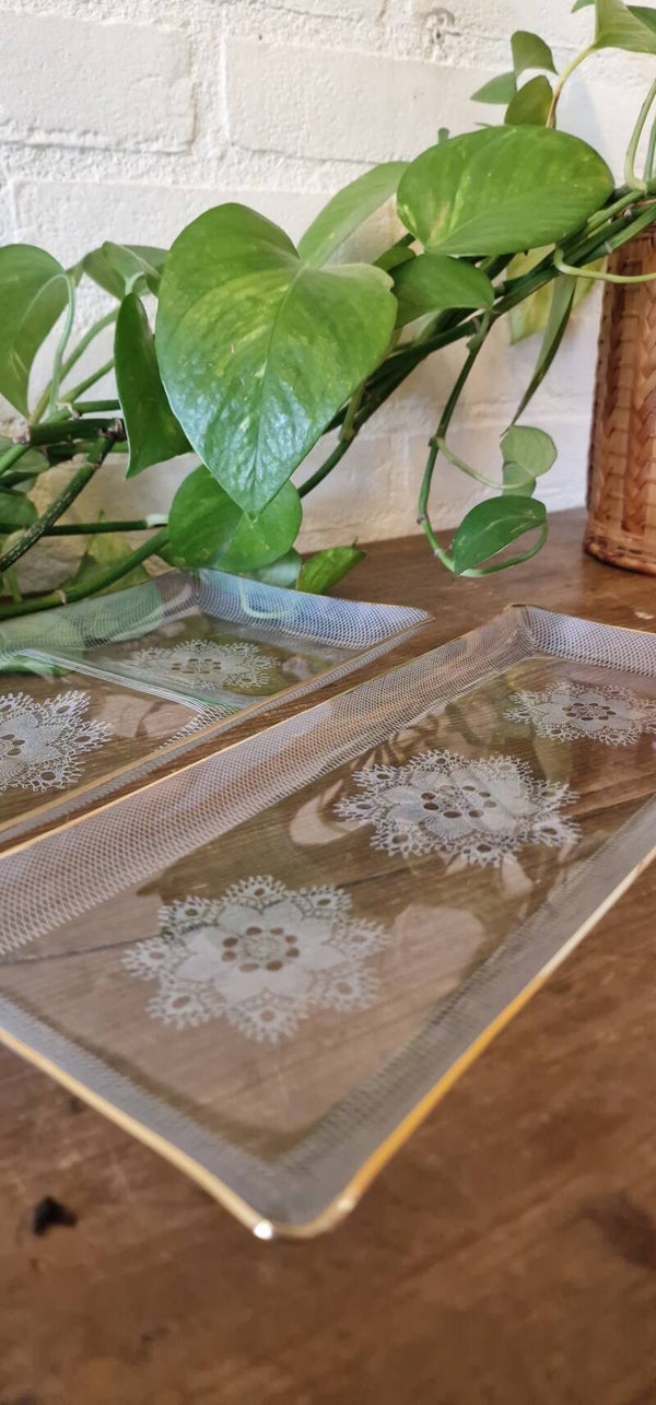 Glazen serveerschalen, wit kantwerk met gouden rand