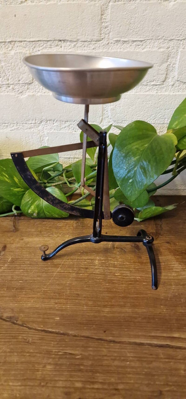 Oude kleine weegschaal, Concav