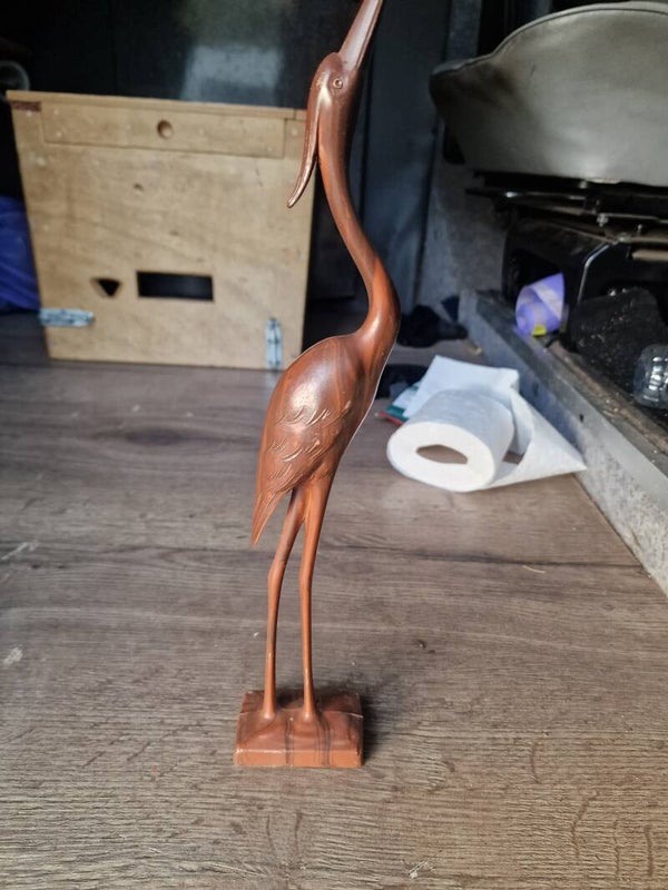 Vintage Mid-Century Kraanvogel Beeldje – Bruin Kunststof met Hout-Look (Jaren 60/70)