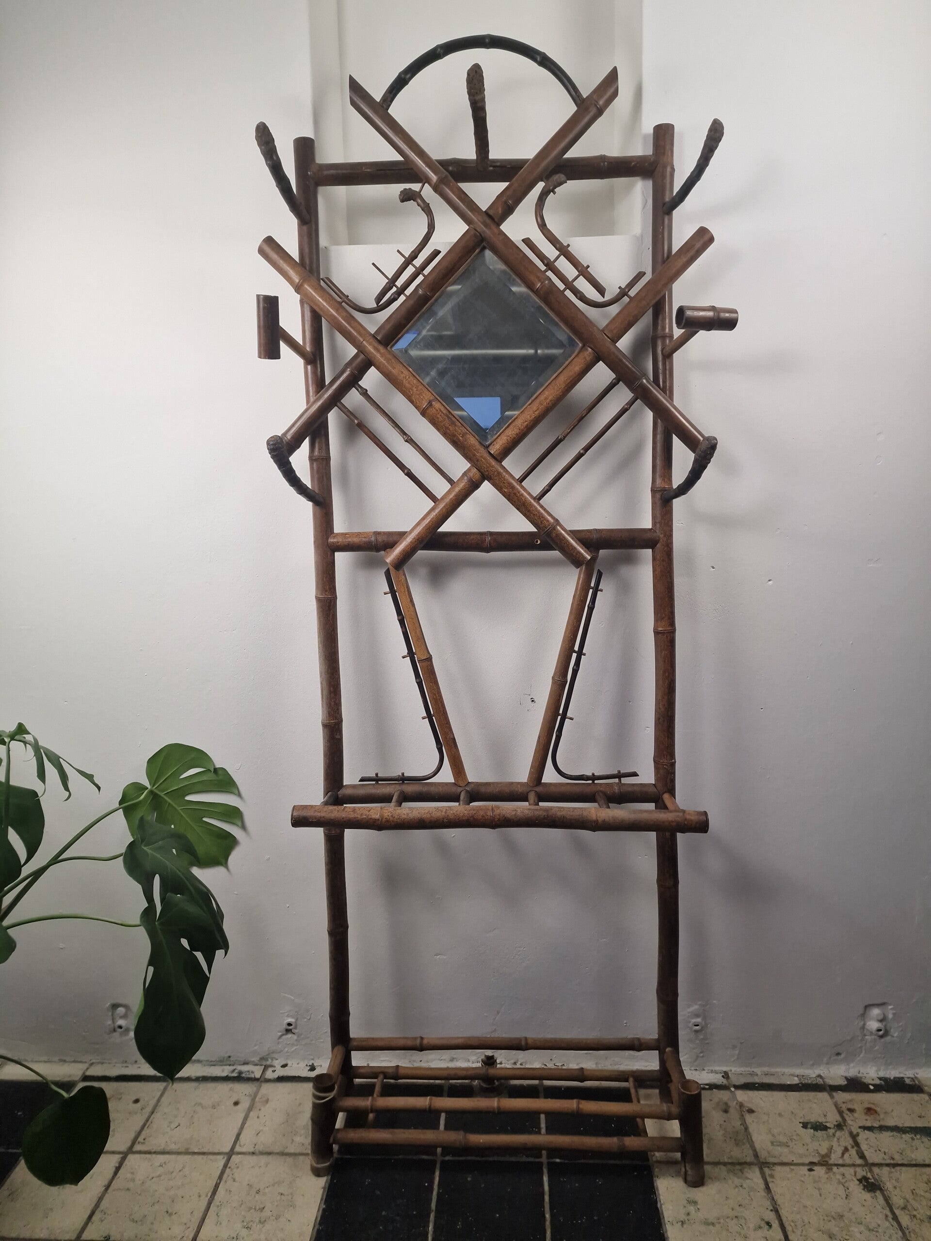 Antiek staande bamboe kapstok