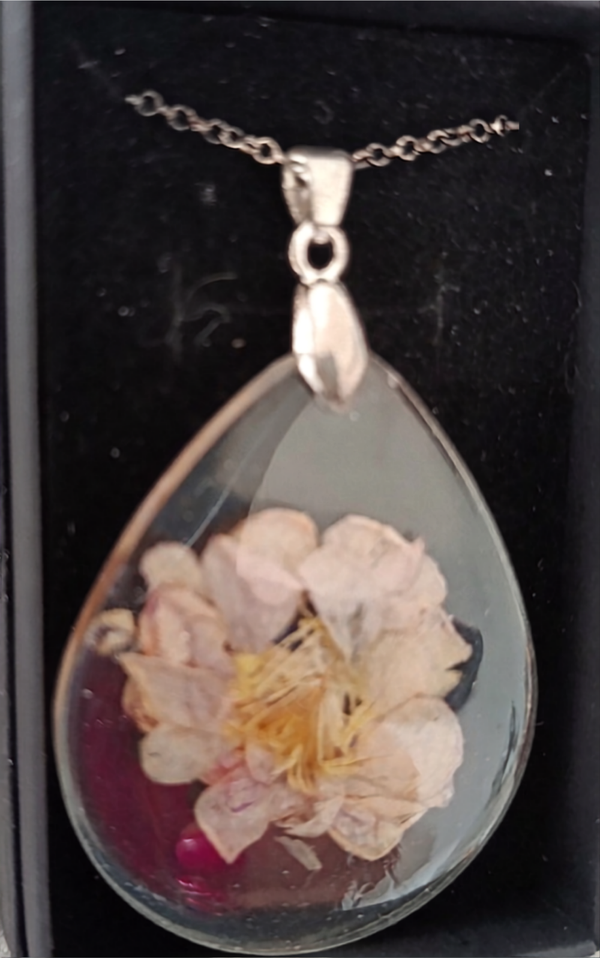 Flower resin pendant