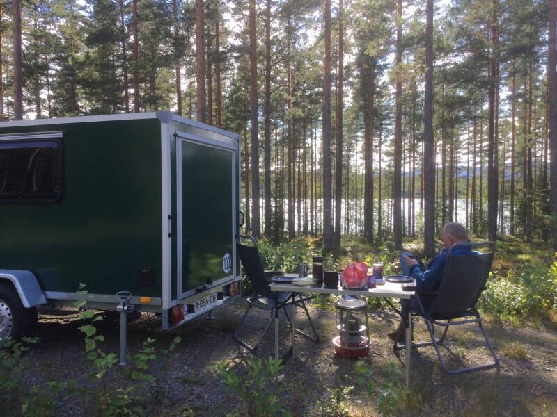 mini caravan in het groen