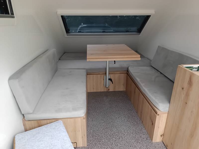 mini-caravan-boxio-met-bankjes-die-om-te-vormen-zijn-als-bed-veel-opbergruimte-standard-25gr6h.jpg