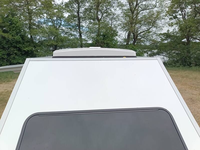 mini-caravan-boxio-met-hefdak-in-gesloten-toestand-vangt-weinig-wind-standard-yn8zhw.jpg