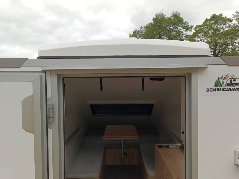mini-caravan-boxio-met-hefdak-veel-sta-ruimte-omdat-we-bijna-de-gehele-breedte-hebben-gebruikt-standard-yud94p.jpg
