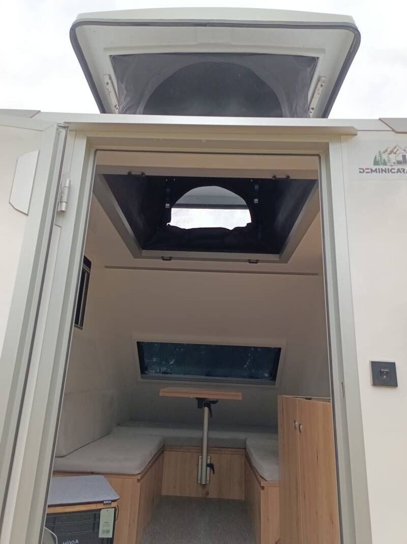 mini-caravan-boxio-met-hefdak-voorzien-van-2-ventilatie-mogelijkheden-standard-1z7xrk.jpg