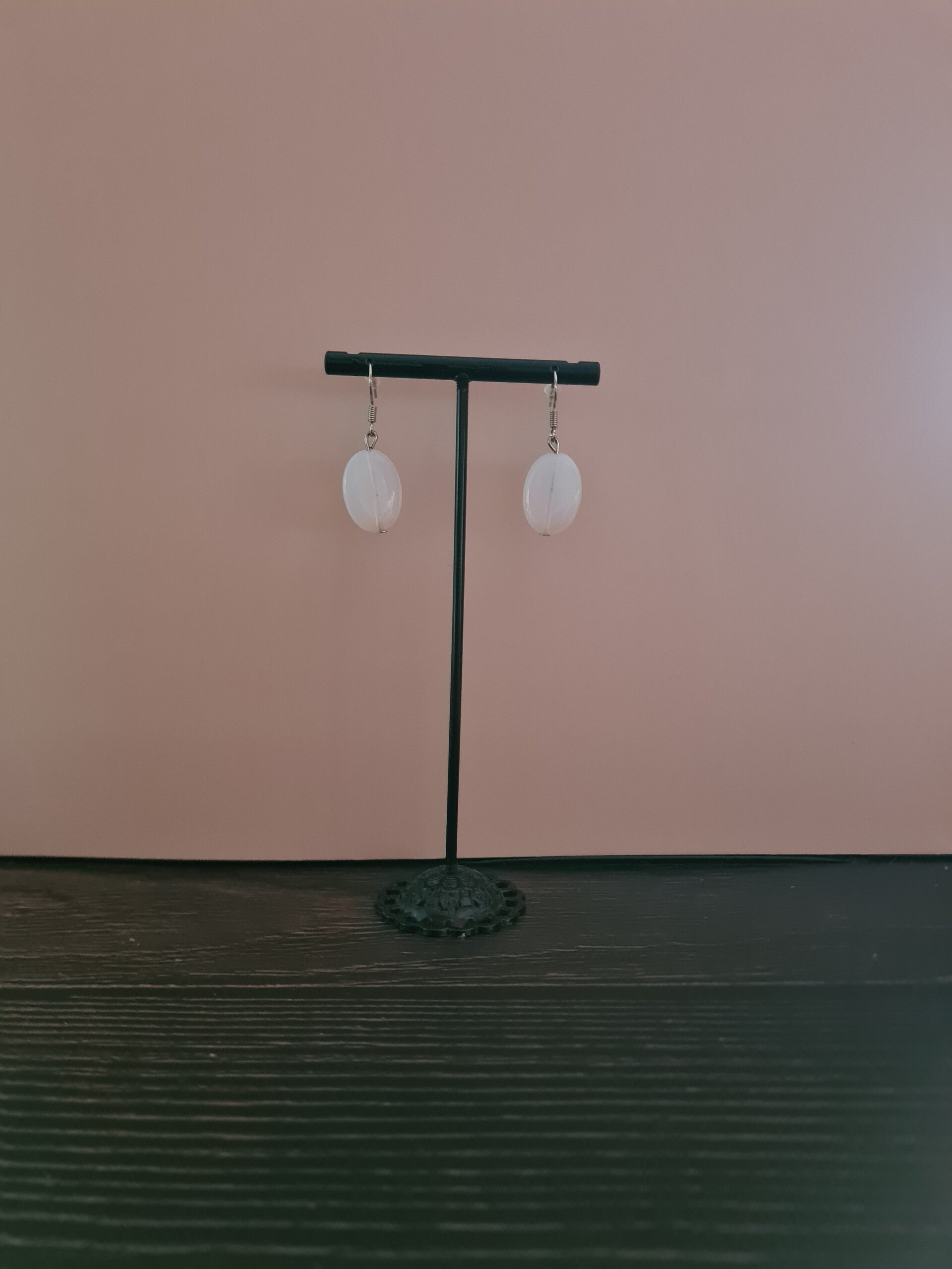 Soft Glow – Witte Oorbellen met Glans