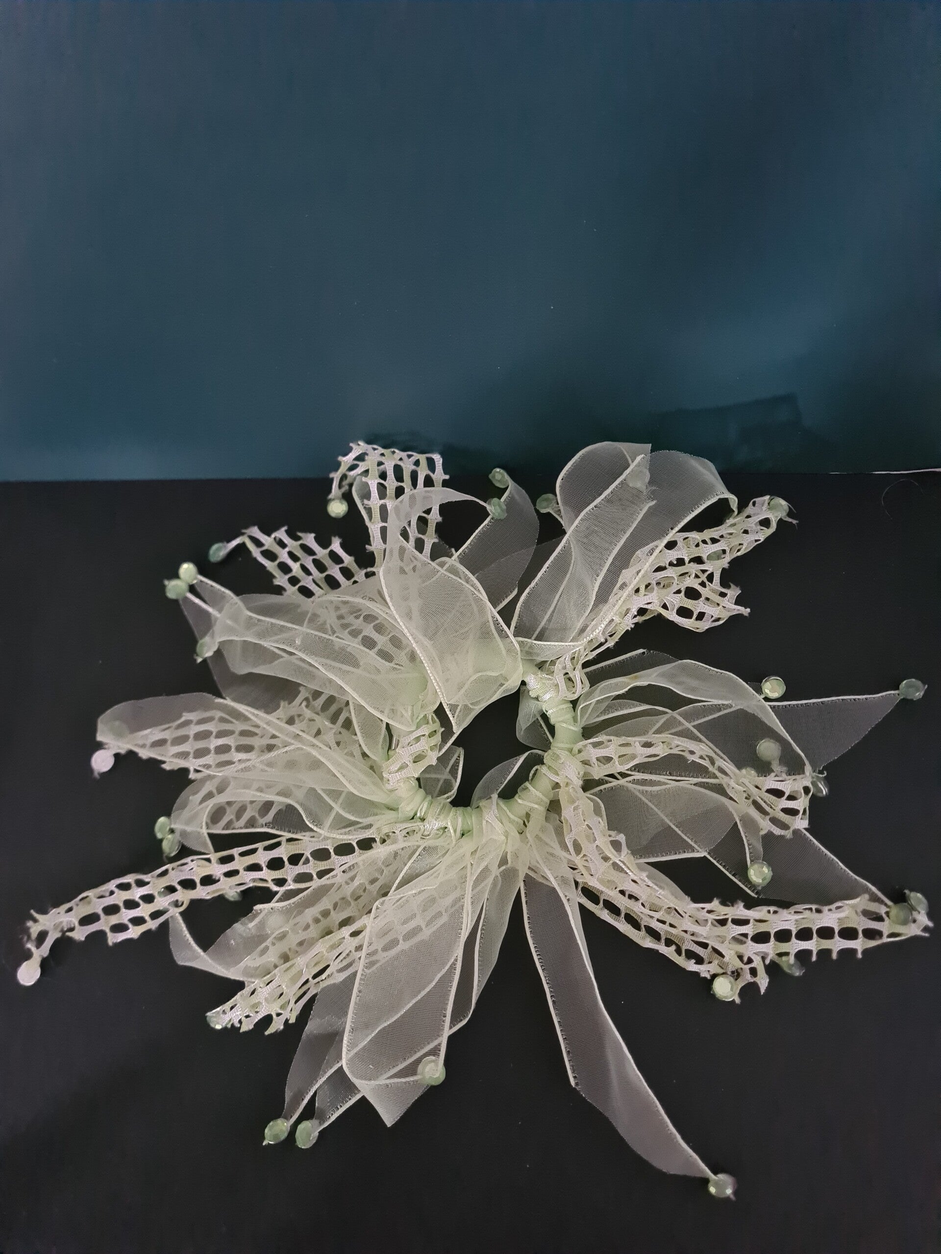 Lichtgroen sierlijke haarelastiek met lint en kralen