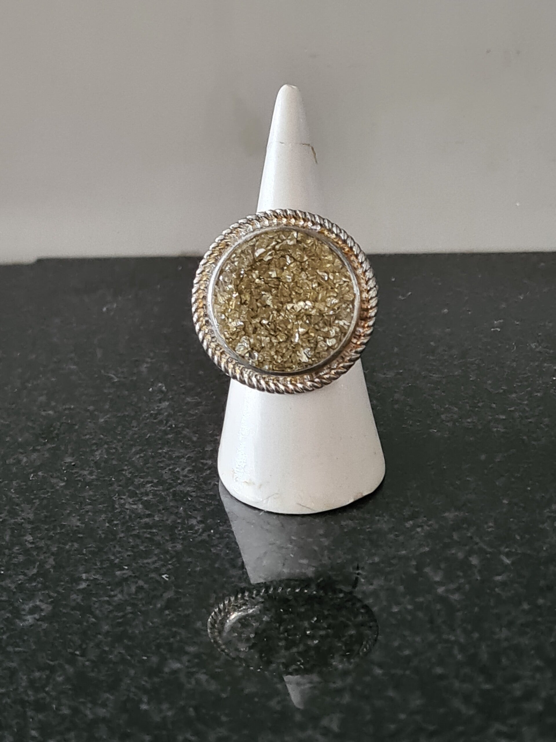Statement Ring met Goudkleurige Glittersteen