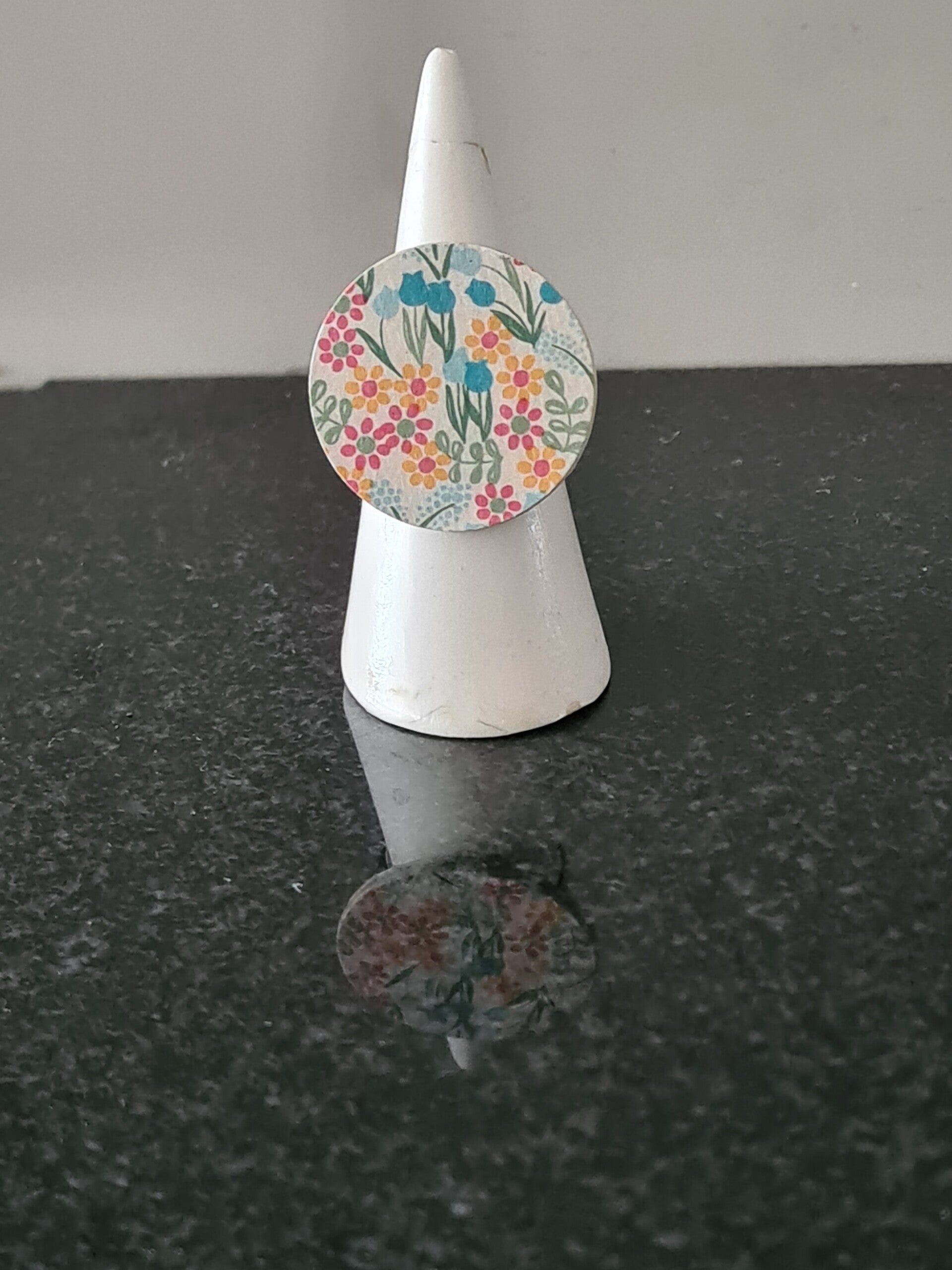 Retro Ring met Kleurrijke Bloemenprint