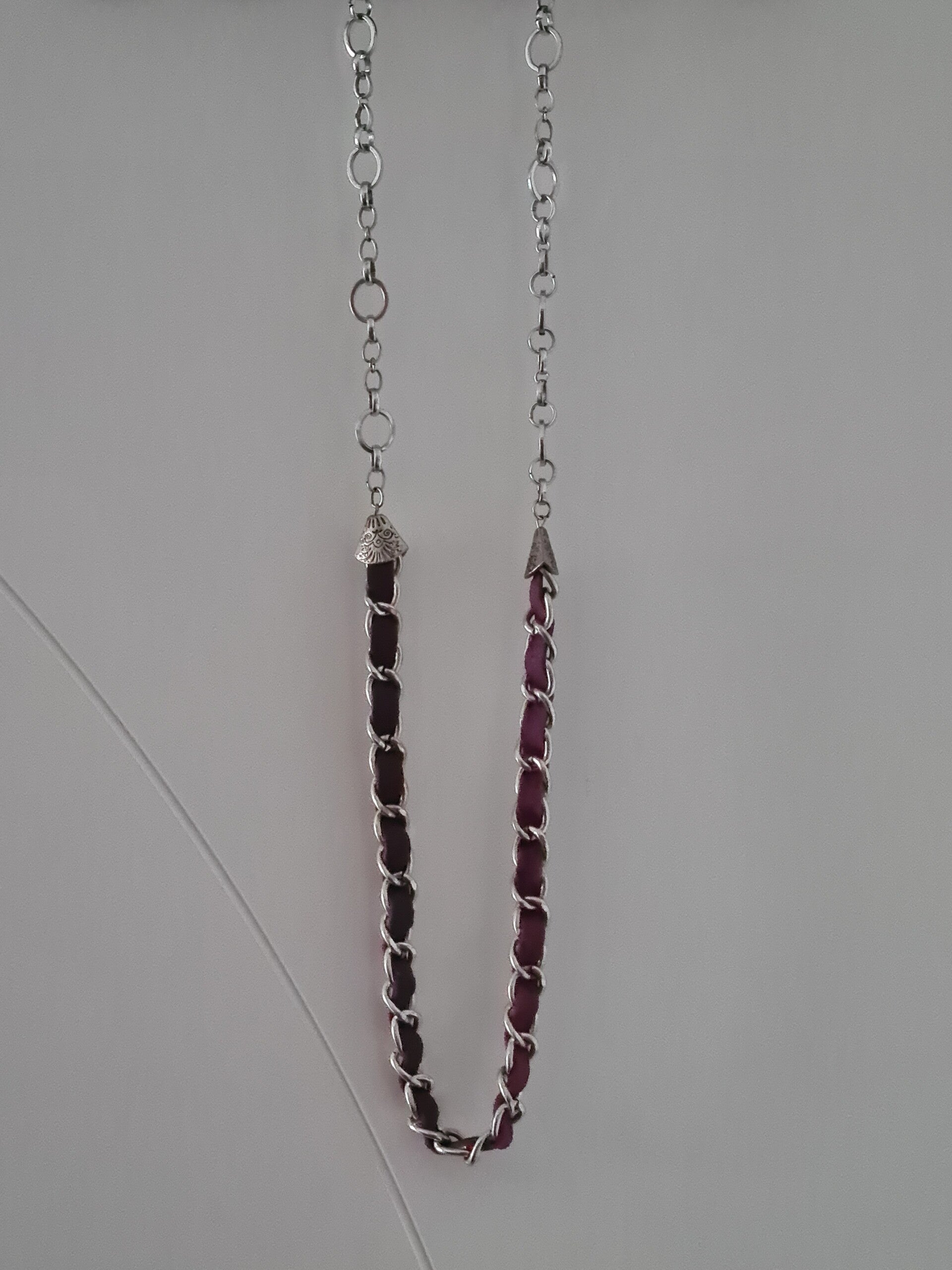 Zilverkleurige ketting met ingeweven suède-look lint