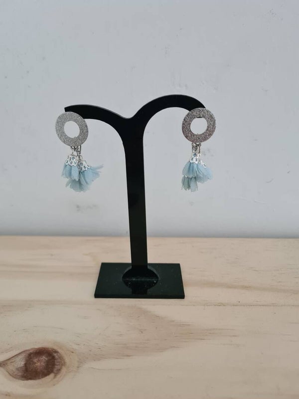 Elegante zilveren oorstekers met lichtblauwe details