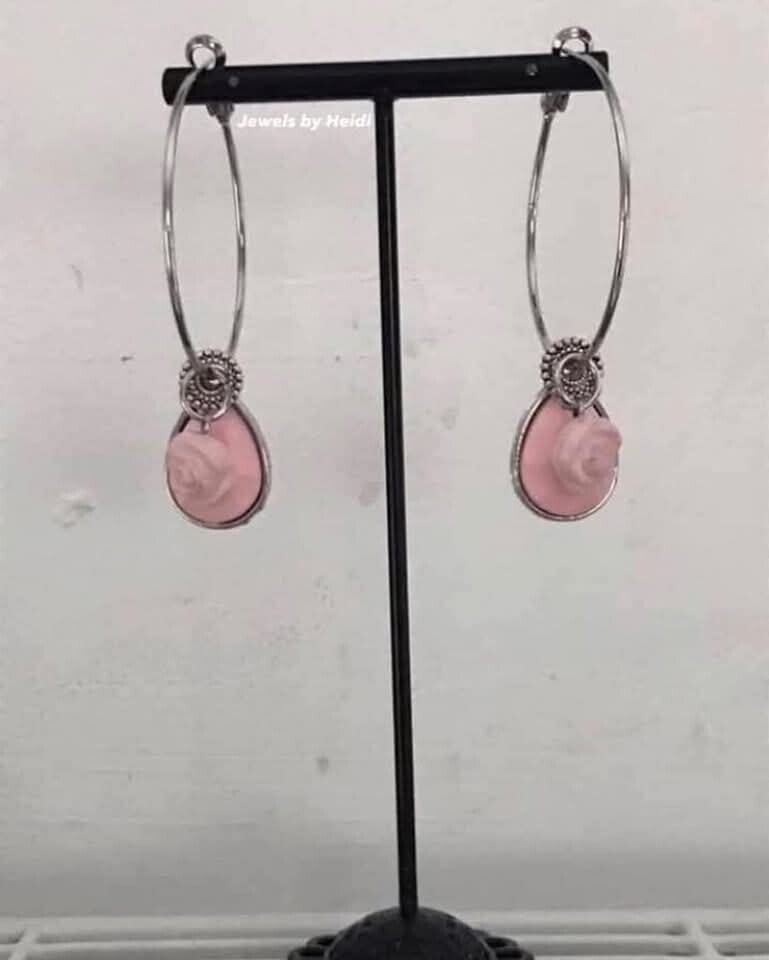 Ronde oorbellen met roze hangertjes