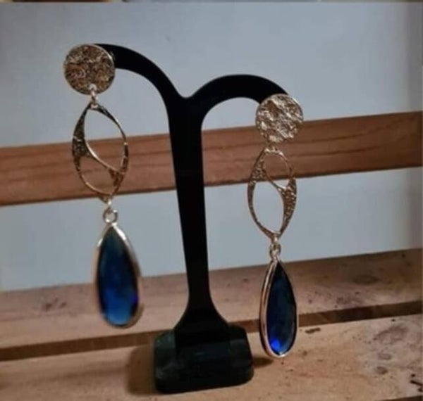 Shine- statement oorbellen met goudkleurige accenten en een diepblauwe druppelsteen
