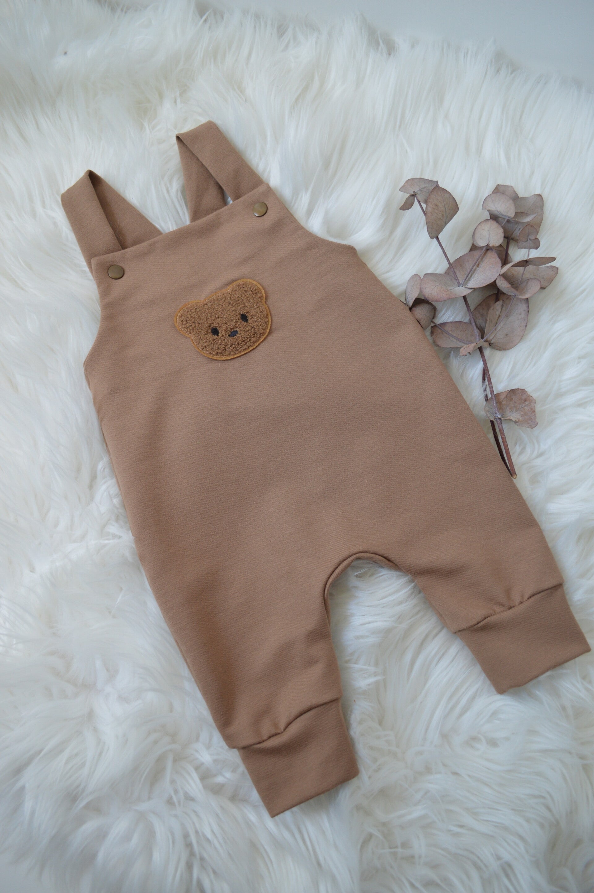 Latzhose aus French Terry mit Bärchenpatch in Gr. 56/62