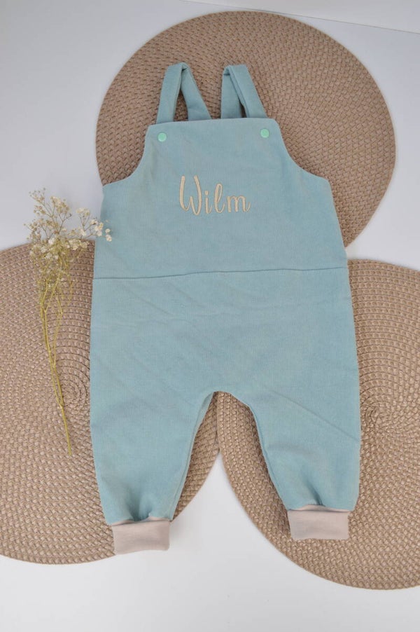 Latzhose aus Babycord