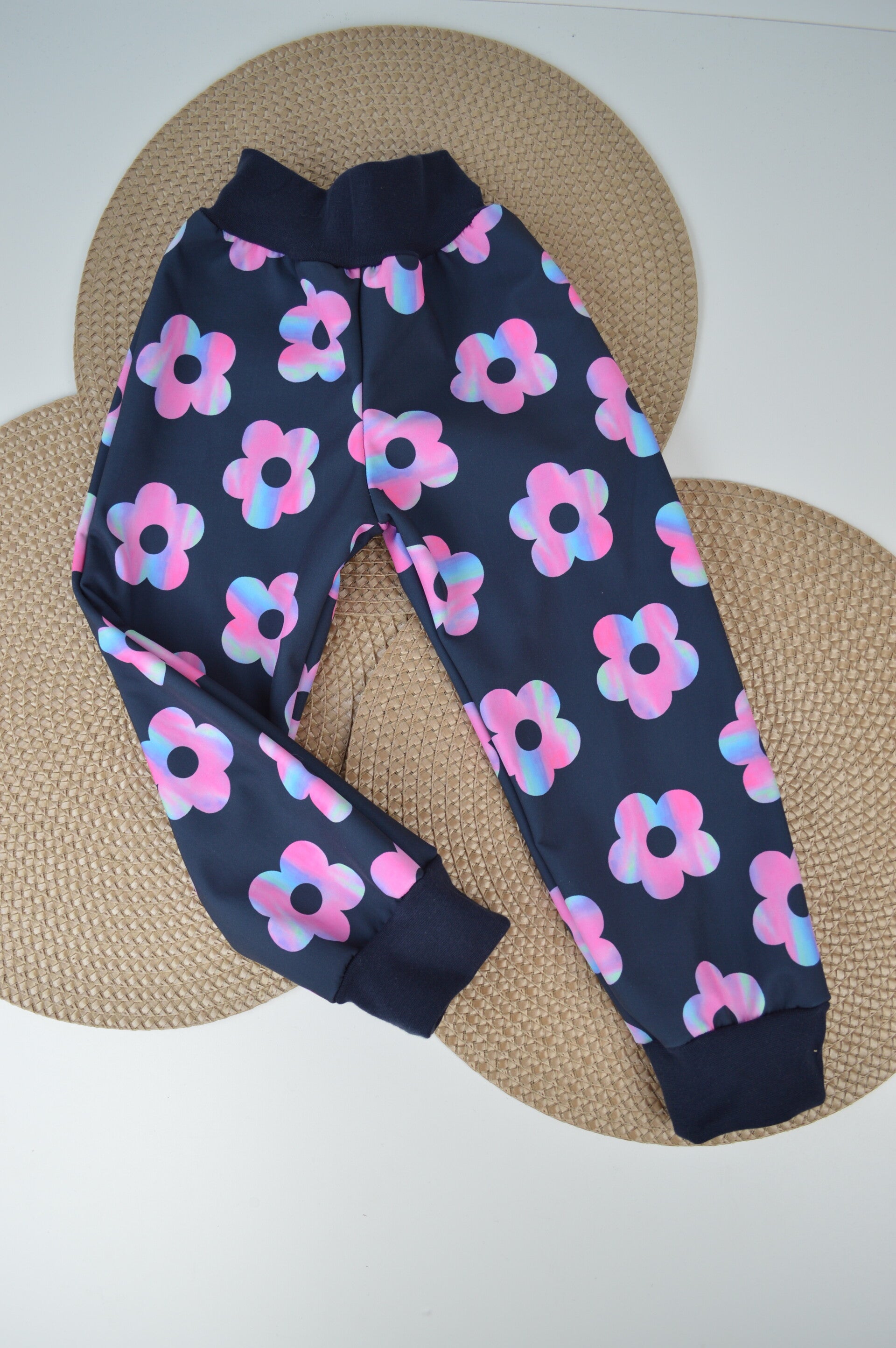 Softshellhose Regenbogenblumen Gr. 92