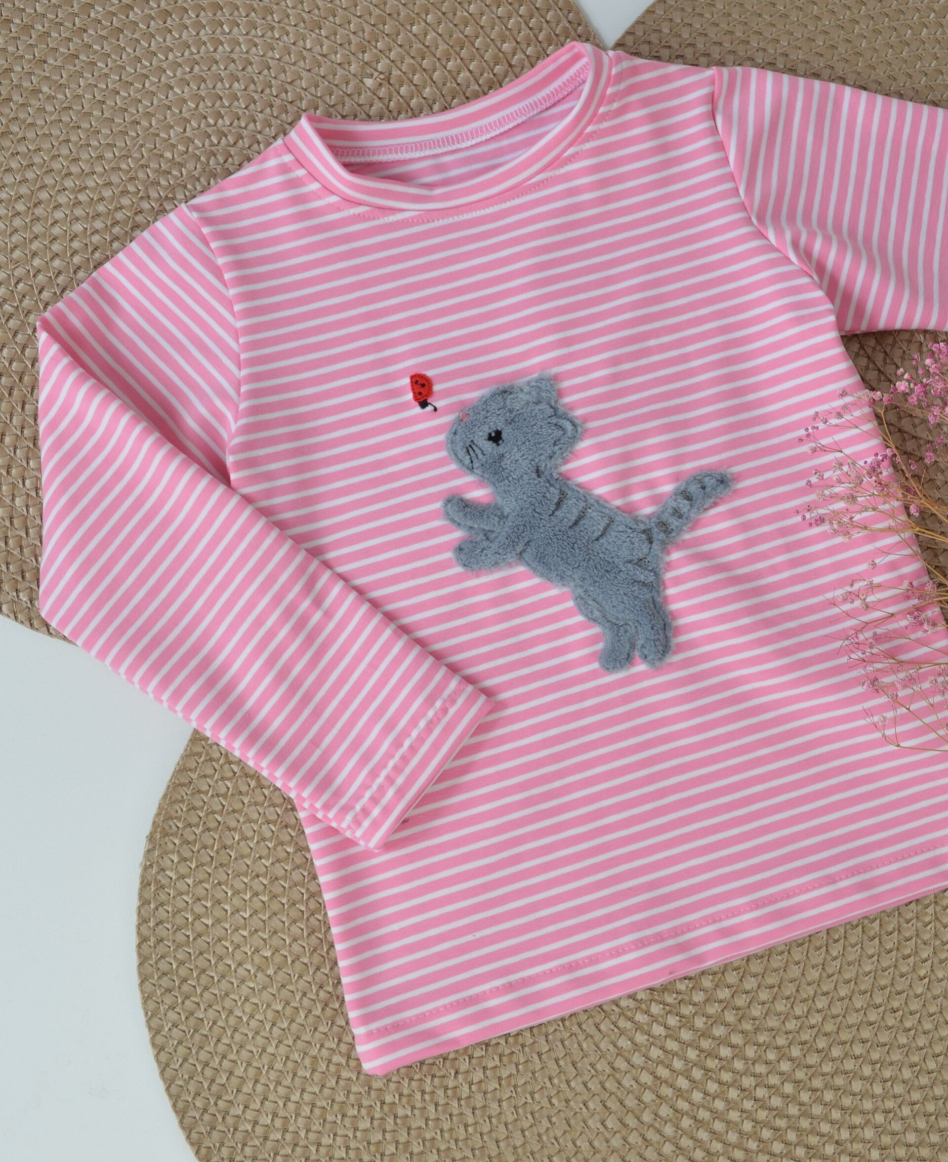 Langarmshirt Mimi fängt den Käfer - Wunschdesign