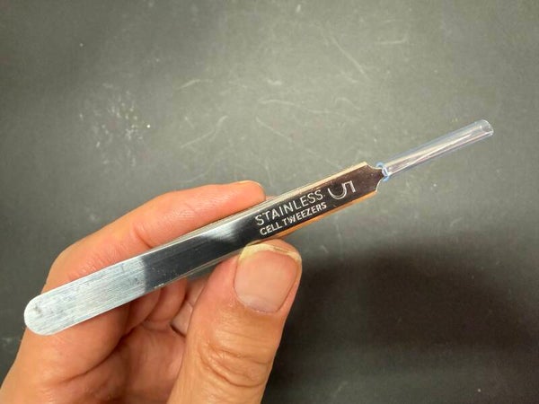 Präzisionspinzette mit feiner Spitze