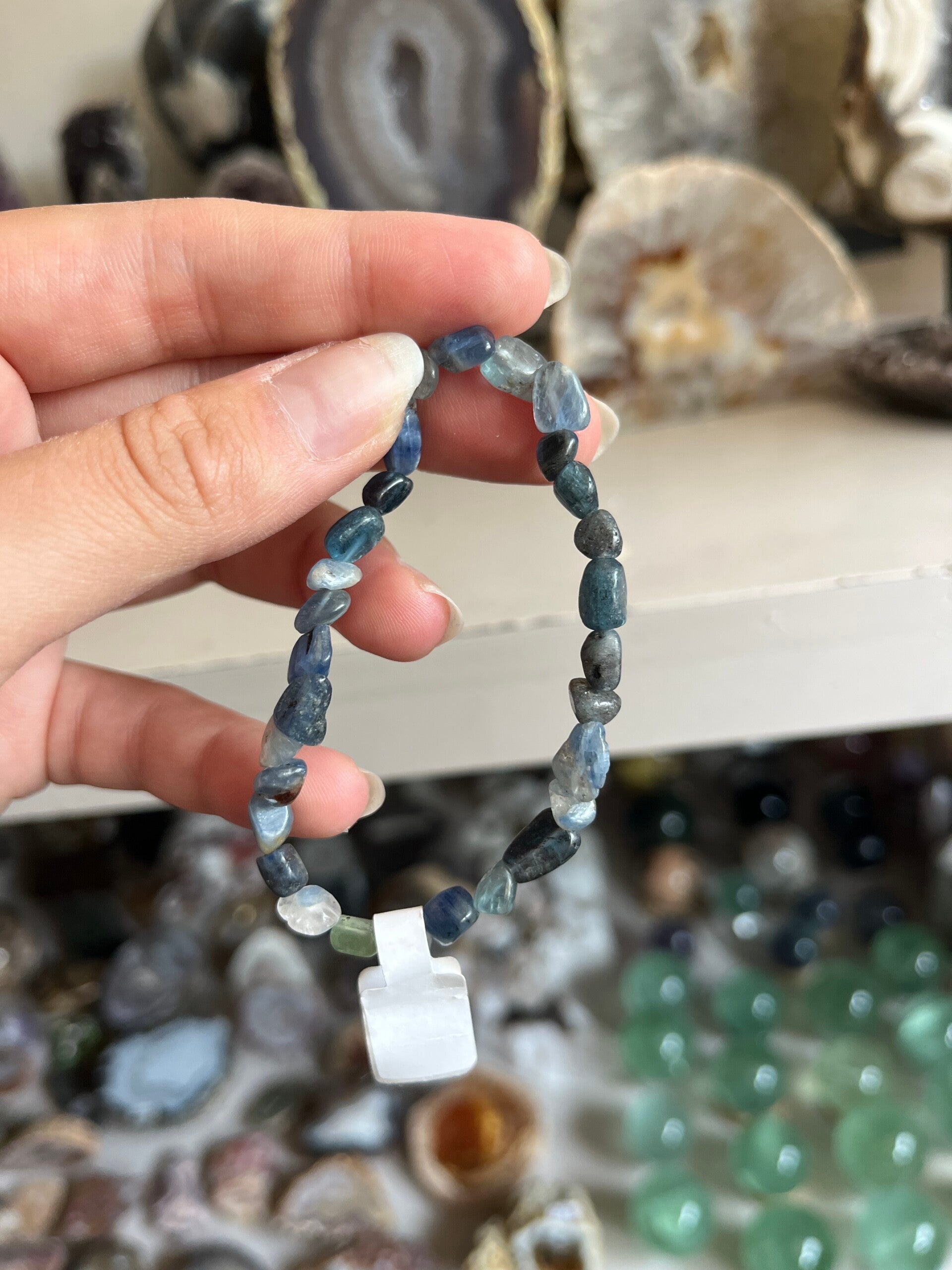 Blauwe kyaniet armband getrommeld