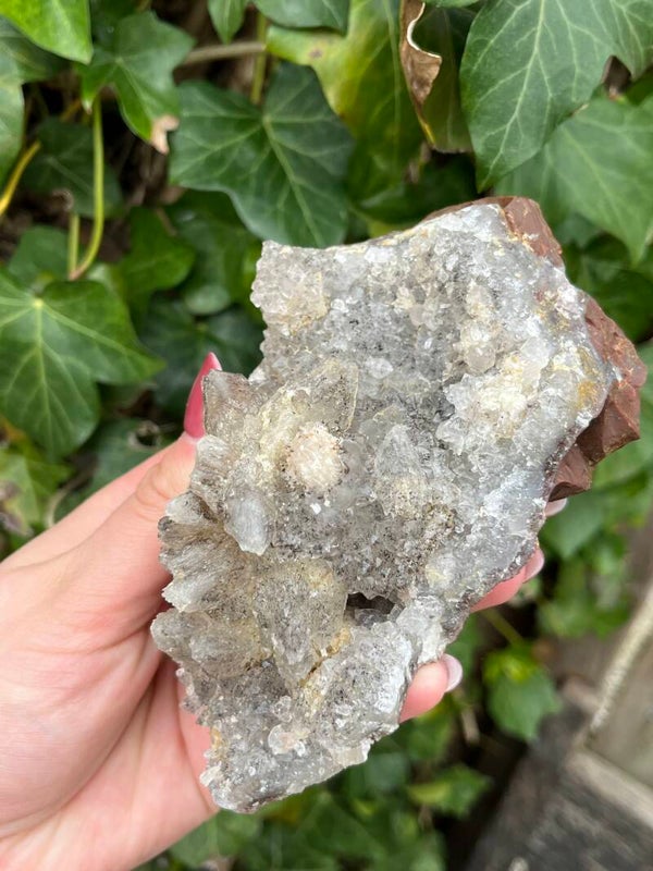 Calciet met goethiet